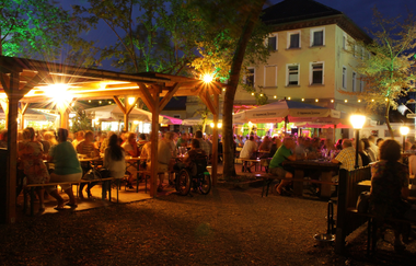 Biergarten Saline - Stimmung bei Nacht | RadServiceStation | Bad Friedrichshall im HeilbronnerLand | © Biergarten Saline | Horn & Goslar GmbH & Co. KG