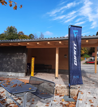 Bike Point_Außenansicht mit Sitzmöglichkeit | © Hohenlohe Schwäbisch Hall