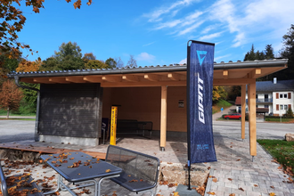 Bike Point_Außenansicht mit Sitzmöglichkeit | © Hohenlohe Schwäbisch Hall