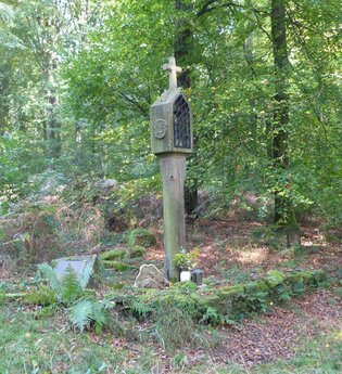 Bildstock aus Buntsandsteign mit Marienfigur in einem Kästchen mit Gitter sowie einem Kreuz auf der Spitze | © Neckarsteig-Büro