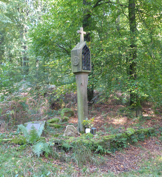 Bildstock aus Buntsandsteign mit Marienfigur in einem Kästchen mit Gitter sowie einem Kreuz auf der Spitze | © Neckarsteig-Büro