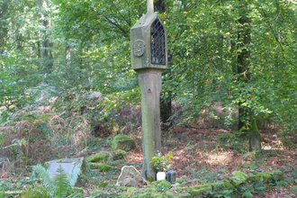 Bildstock aus Buntsandsteign mit Marienfigur in einem Kästchen mit Gitter sowie einem Kreuz auf der Spitze | © Neckarsteig-Büro