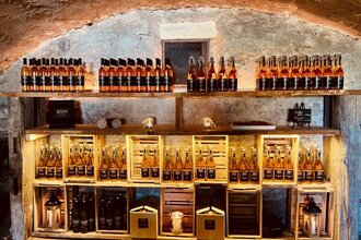 Ein Regal gefüllt mit Cidern im Ciderkeller | © Touristikgemeinschaft Hohenlohe e. V. | Anne Böhm