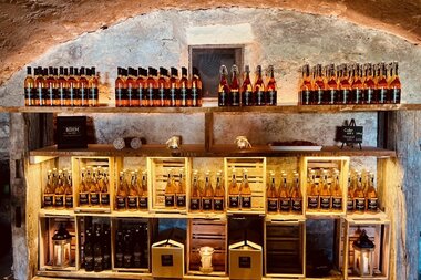 Ein Regal gefüllt mit Cidern im Ciderkeller | © Touristikgemeinschaft Hohenlohe e. V. | Anne Böhm