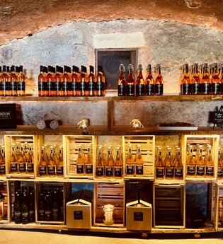 Ein Regal gefüllt mit Cidern im Ciderkeller | © Touristikgemeinschaft Hohenlohe e. V. | Anne Böhm