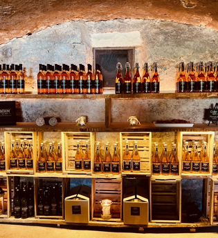 Ein Regal gefüllt mit Cidern im Ciderkeller | © Touristikgemeinschaft Hohenlohe e. V. | Anne Böhm