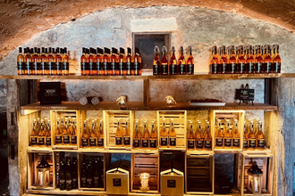 Ein Regal gefüllt mit Cidern im Ciderkeller | © Touristikgemeinschaft Hohenlohe e. V. | Anne Böhm