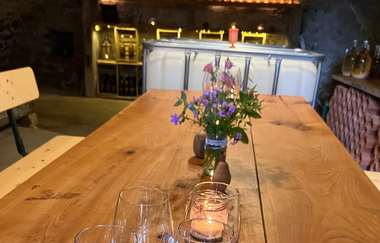 Tisch mit Gläsern, bereit für eine kleine kleine Cider-Verkostung | © Touristikgemeinschaft Hohenlohe e. V. | Manfred Böhm