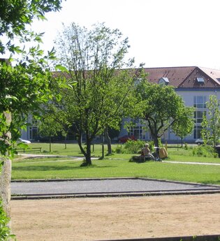 Der Boule-Platz liegt in einem grünen Umfeld | © Touristikgemeinschaft Hohenlohe e. V. | Stadt Öhringen
