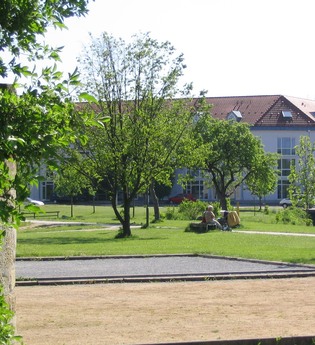 Der Boule-Platz liegt in einem grünen Umfeld | © Touristikgemeinschaft Hohenlohe e. V. | Stadt Öhringen