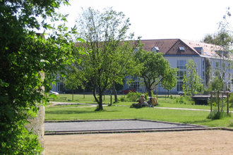 Der Boule-Platz liegt in einem grünen Umfeld | © Touristikgemeinschaft Hohenlohe e. V. | Stadt Öhringen