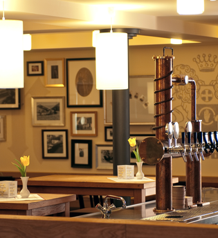 Im Restaurant gibt es eine Bierzapfanlage und historische Bilder hängen an der Wand | © Touristikgemeinschaft Hohenlohe e. V. | Brauereigasthof Krone