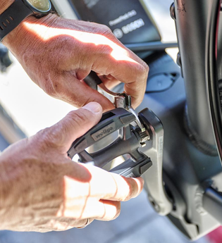 Ein Mann repariert an einem Rad ein Pedal | © Touristikgemeinschaft Hohenlohe e. V.