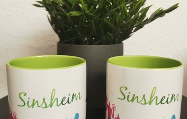 Zwei Tassen mit Sinsheim-Skyline und grünem Schriftzug | © Tourist-Info Sinsheim