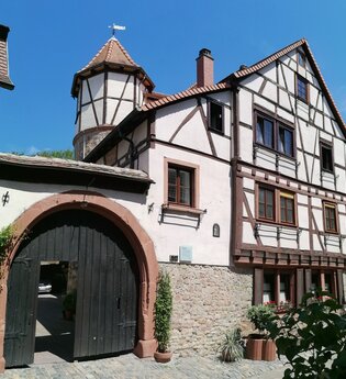 Fachwerkhaus mit großen Rundbogentor und Turm | © Stadt Weinheim - Jasmin Wolf