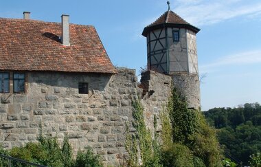 Die Burg hat einen Turm und ist von einer Steinmauer umgeben | © Touristikgemeinschaft Hohenlohe e. V. | Marion Schlund