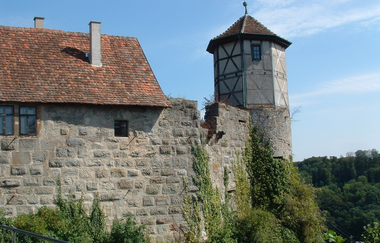 Die Burg hat einen Turm und ist von einer Steinmauer umgeben | © Touristikgemeinschaft Hohenlohe e. V. | Marion Schlund