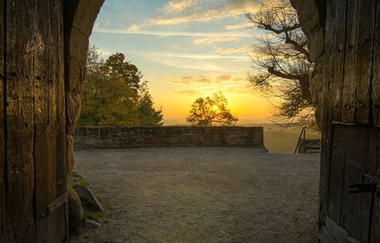 Stimmungsvoller Blick aus dem Burginnenhof auf eine Steinmauer | © Stadtverwaltung Sinsheim