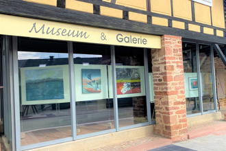 Sicht auf wenige Bilder der Bürgergalerie in Wiesenbach