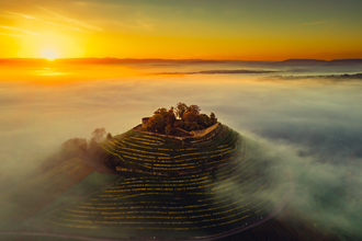 Drohnenaufnahme über Burgruine Weibertreu Weinsberg bei Sonnenaufgang | © Touristikgemeinschaft HeilbronnerLand