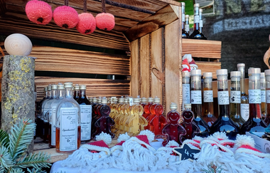 Destillate und Liköre stehen auf einem Tisch | © Hohenlohe Künzelsau | Burgstallhof