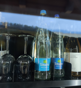 Wasser und Weingläser