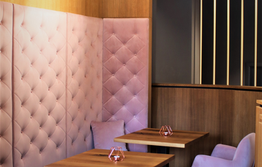 Sitzgelegenheit im Café am Markt in Schwäbisch Hall | © Hohenlohe + Schwäbisch Hall Tourismus e. V.