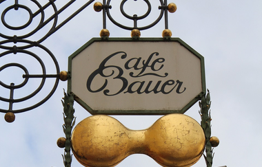 Hier ist das Schild vom Cafe Bauer abgebildet. | © Cafe Bauer