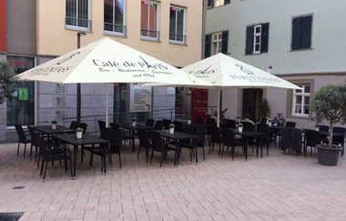 Auf der Terrasse gibt es Schatten durch Sonnenschirme | © Touristikgemeinschaft Hohenlohe e. V. | Café de Paris