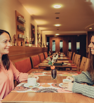 2 Frauen sitzen in einem Café und trinken gemütlich eine Tasse Café. | © Touristikgemeinschaft Odenwald e.V.