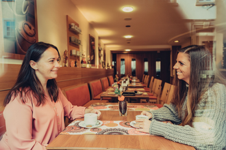 2 Frauen sitzen in einem Café und trinken gemütlich eine Tasse Café. | © Touristikgemeinschaft Odenwald e.V.