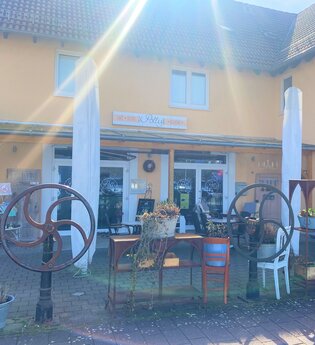 Vorderansicht des Café Polly