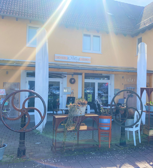 Vorderansicht des Café Polly