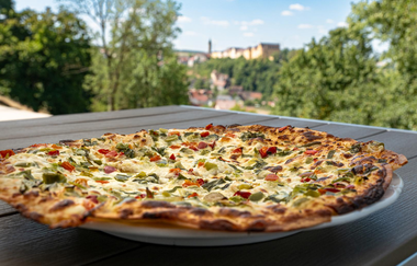 Haus Jagstblick Café Schlossblick Pizza mit Blick aufs Schloss