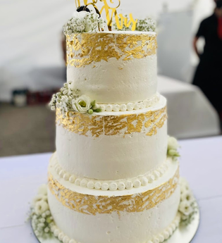 Semi Naked Cake, dekoriert mit echtem Blattgold | © Thomas Siller