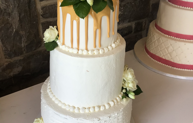 Kombination aus Semi Naked Cake & Drip Cake, dekoriert mit echten Rosen | © Thomas Siller