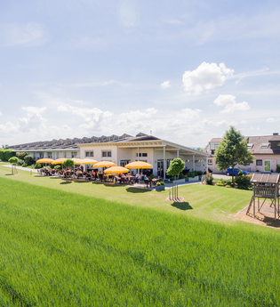 Außenbereich vom Hofcafé Weingut Kurz | Heilbronn | HeilbronnerLand | © Hofcafé Kurz