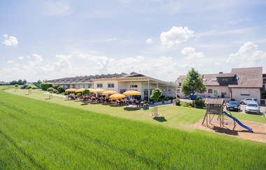 Außenbereich vom Hofcafé Weingut Kurz | Heilbronn | HeilbronnerLand | © Hofcafé Kurz