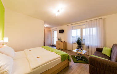 Urlaub auf dem Winzerhof in modernen Gästezimmern | Hofcafé Weingut Kurz | Heilbronn | HeilbronnerLand | © Hofcafé Kurz