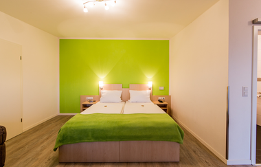 Urlaub auf dem Winzerhof in modernen Gästezimmern | Hofcafé Weingut Kurz | Heilbronn | HeilbronnerLand | © Hofcafé Kurz