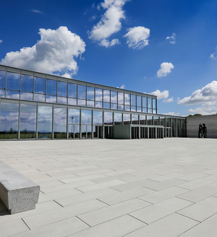 Forumsplatz mit den spiegelnden Fenstern des Carmen Würth Forums in Künzelsau-Gaisbach | © Touristikgemeinschaft Hohenlohe e.V. | Carmen Würth Forum, Künzelsau-Gaisbach