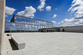 Forumsplatz mit den spiegelnden Fenstern des Carmen Würth Forums in Künzelsau-Gaisbach | © Touristikgemeinschaft Hohenlohe e.V. | Carmen Würth Forum, Künzelsau-Gaisbach