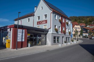 D´Schwarz Lebensmittel und Bäckereiwaren_Laden außen | © Hohenlohe + Schwäbisch Hall Tourismus e. V.