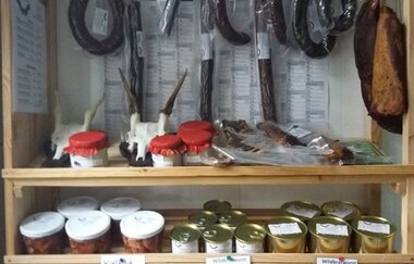 Im Laden gibt es abgepackte Wildwurst und Dosenwurst | © Touristikgemeinschaft Hohenlohe e. V. | Damwildgehege Waldenburg