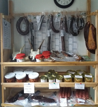 Im Laden gibt es abgepackte Wildwurst und Dosenwurst | © Touristikgemeinschaft Hohenlohe e. V. | Damwildgehege Waldenburg