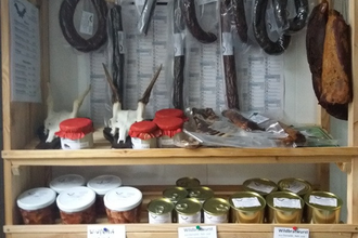 Im Laden gibt es abgepackte Wildwurst und Dosenwurst | © Touristikgemeinschaft Hohenlohe e. V. | Damwildgehege Waldenburg