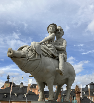 Glücksschweinfigur mir zwei Personen