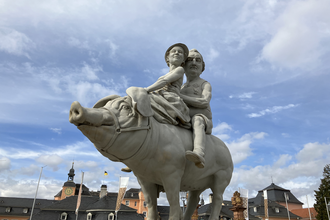 Glücksschweinfigur mir zwei Personen