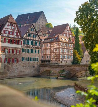 Malerische Fachwerkhäuser an einem ruhigen Fluss. | © (CC BY) Michael Kühneisen