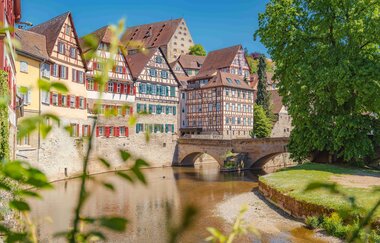 Malerische Fachwerkhäuser an einem ruhigen Fluss. | © (CC BY) Michael Kühneisen